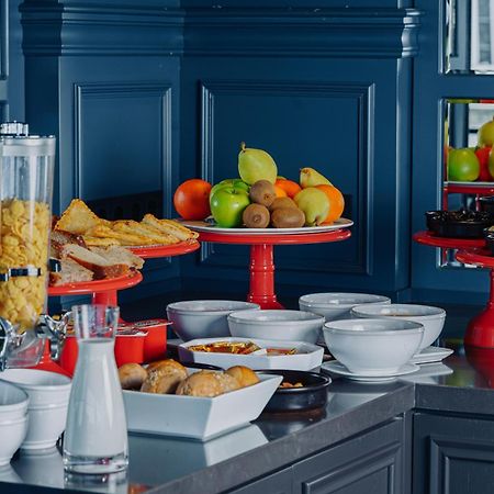 Tapis Rouge Design Boutique Hotel Batumi Exterior foto A breakfast buffet