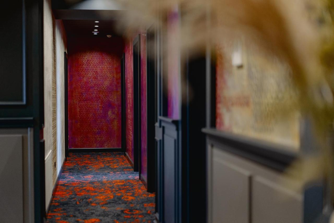 Tapis Rouge Design Boutique Hotel Batumi Exterior foto A corridor